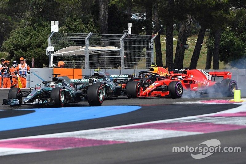 Lewis Hamilton, Mercedes-AMG F1 W09 lidera al comienzo de la carrera ya que Sebastian Vettel, Ferrari SF71H se encierra y golpea a Valtteri Bottas, Mercedes-AMG F1 W09