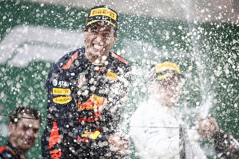 Podium: ganador, Daniel Ricciardo, Red Bull Racing, segundo, Valtteri Bottas, Mercedes-AMG F1