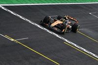 F1: Norris comanda sprint caótica em São Paulo; Bortoleto bate no final