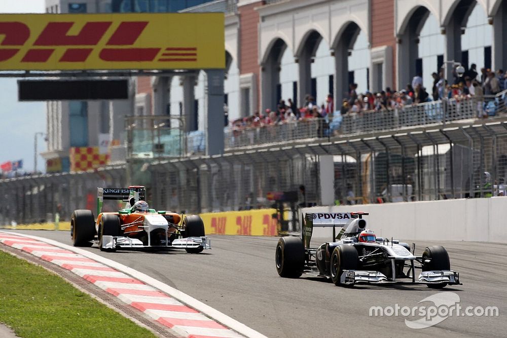 Rubens Barrichello, AT&T Williams, FW33 leads Adrian Sutil, Force India F1 Team, VJM-04