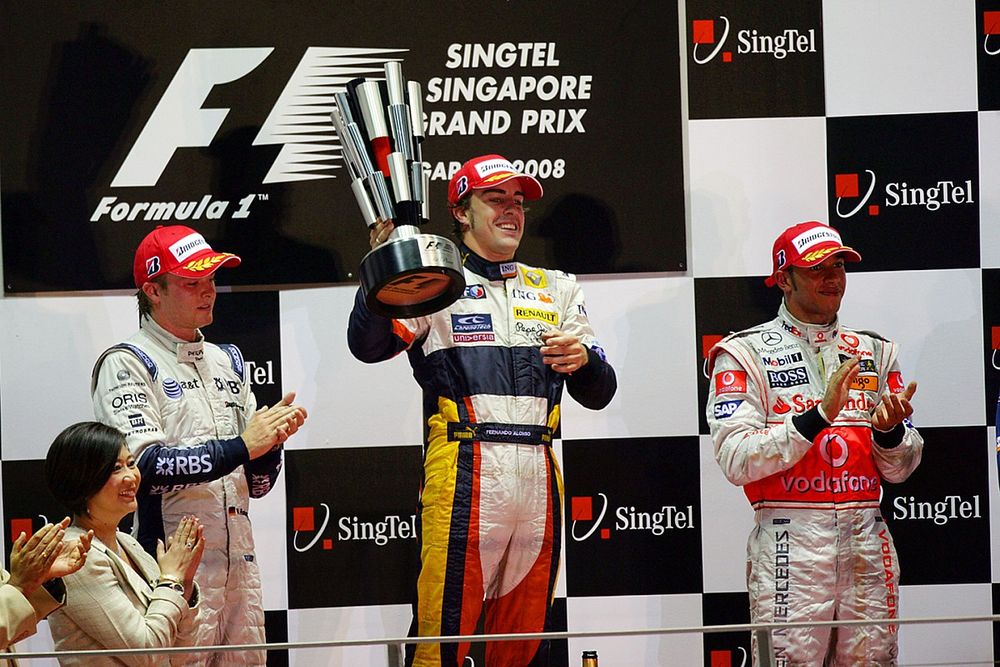 Nico Rosberg, Williams FW30 Toyota, 2nd position, Fernando Alonso, Renault R28, 1st position, and Lewis Hamilton, McLaren MP4-23 Mercedes, 3rd position