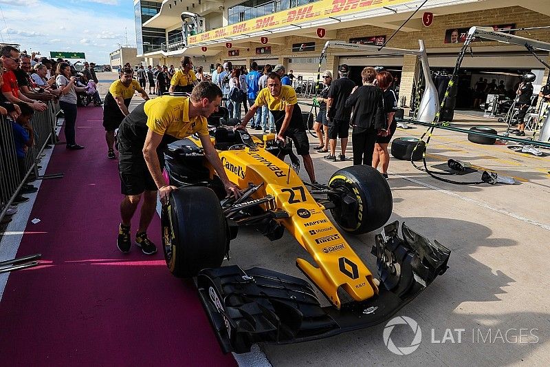 Mecánicos con el Renault Sport F1 Team RS17 en pit lane