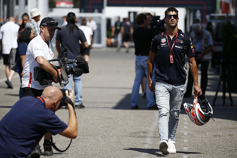 Ricciardo yeni güç ünitesine geçti, grid cezası aldı!