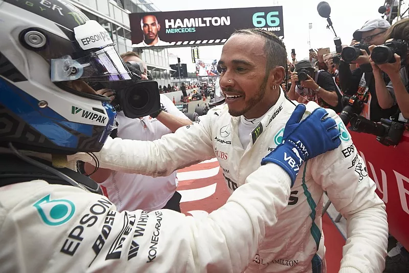 Valtteri Bottas, Mercedes AMG F1, et le vainqueur Lewis Hamilton, Mercedes AMG F1, f&ecirc;tent leur doubl&eacute; dans le parc ferm&eacute;