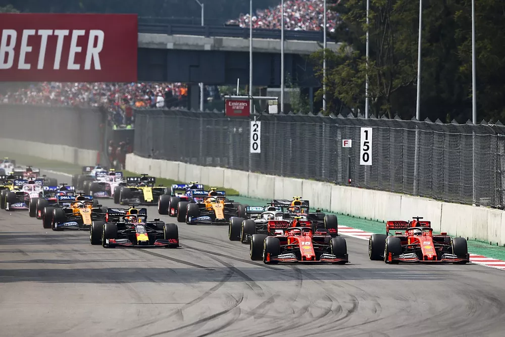 Charles Leclerc, Ferrari SF90, devant Sebastian Vettel, Ferrari SF90, Lewis Hamilton, Mercedes AMG F1 W10, Max Verstappen, Red Bull Racing RB15, Carlos Sainz Jr., McLaren MCL34, et le reste du peloton au d&eacute;part