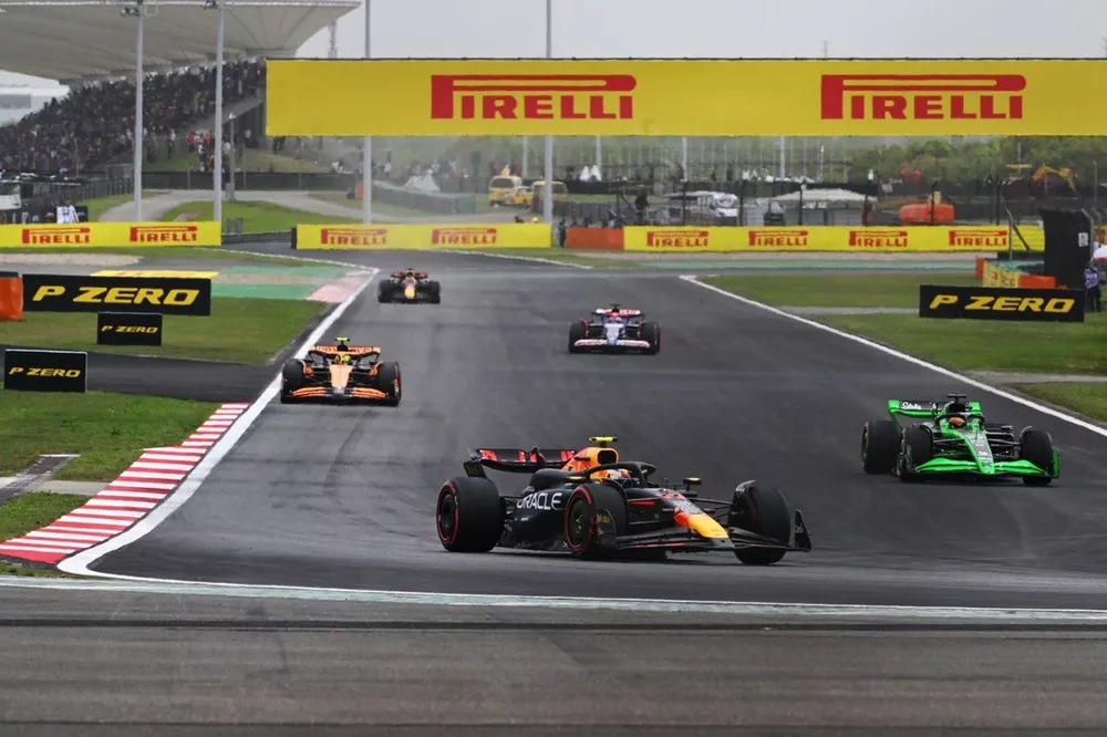 Sergio Perez, Red Bull Racing RB20, Valtteri Bottas, Kick Sauber C44, Lando Norris, McLaren MCL38
