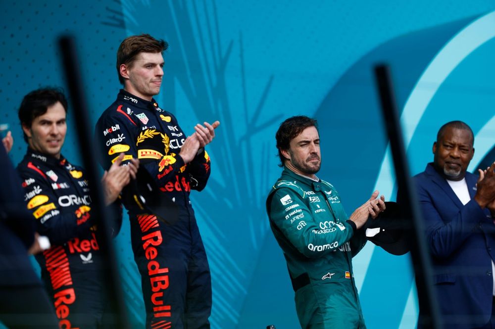 Podio: segundo Sergio Pérez, Red Bull Racing, ganador Max Verstappen, Red Bull Racing, tercer lugar Fernando Alonso, Aston Martin F1 Team
