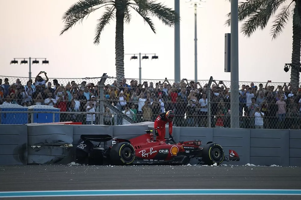 Carlos Sainz, Ferrari SF-23, sort de sa voiture apr&egrave;s son accident en EL2