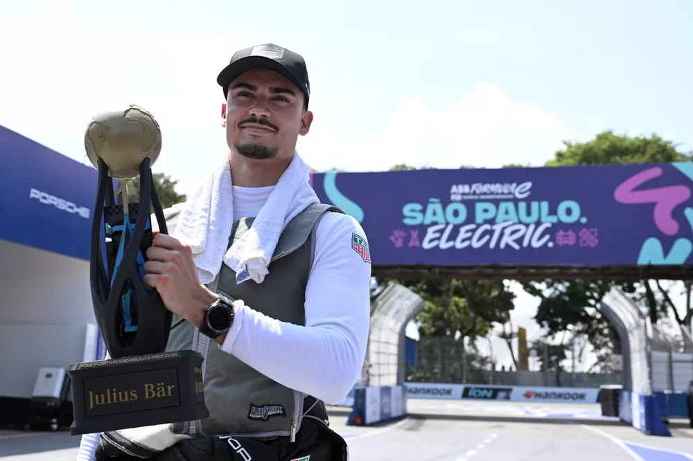 Pascal Wehrlein, del equipo Porsche de F&oacute;rmula E, con su premio a la pole position