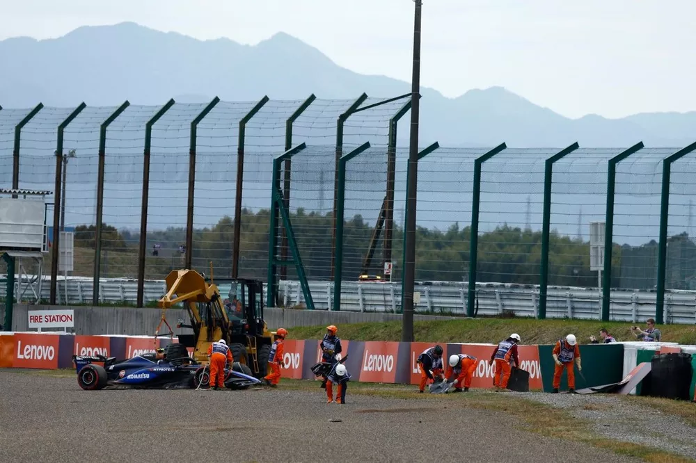 Oficiales retiran el coche da&ntilde;ado de Logan Sargeant, Williams FW46