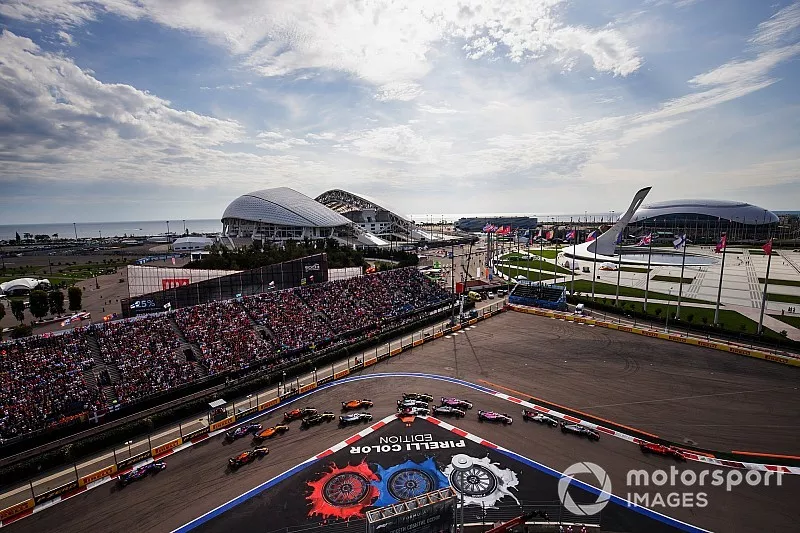 Kimi Raikkonen, Ferrari SF71H, devant Kevin Magnussen, Haas F1 Team VF-18, Charles Leclerc, Sauber C37, Esteban Ocon, Racing Point Force India VJM11, Sergio Perez, Racing Point Force India VJM11, Romain Grosjean, Haas F1 Team VF-18, Marcus Ericsson, Sauber C37, Lance Stroll, Williams FW41, Carlos Sainz Jr., Renault Sport F1 Team R.S. 18, et le reste du peloton au d&eacute;part