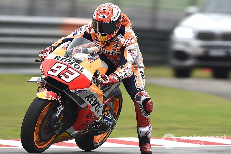 Marc Márquez gana en Malasia ante caída de Valentino Rossi