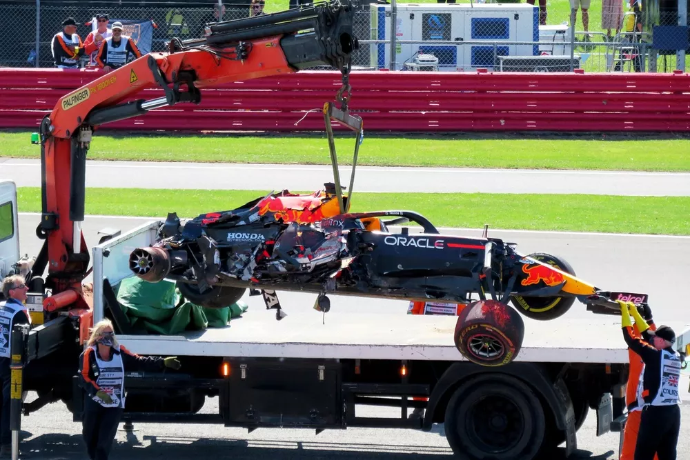 Max Verstappen, Red Bull Racing RB16B en una gr&uacute;a tras su accidente