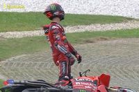 Vídeo: ¡Bagnaia, al suelo en Sepang! El título, casi sentenciado para Martín