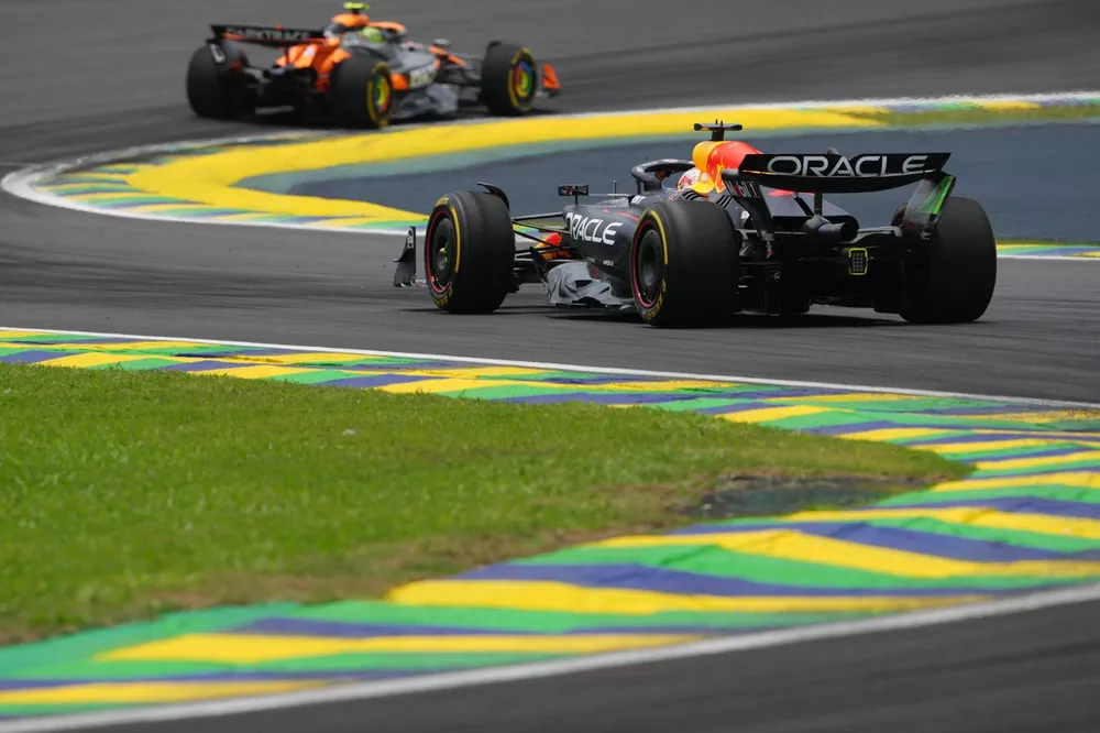 Lando Norris, McLaren MCL38, Max Verstappen, Red Bull Racing RB20