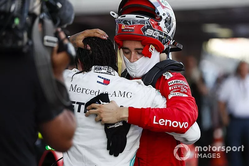Charles Leclerc, Ferrari, saluda al ganador Lewis Hamilton, Mercedes AMG F1, en parc ferme