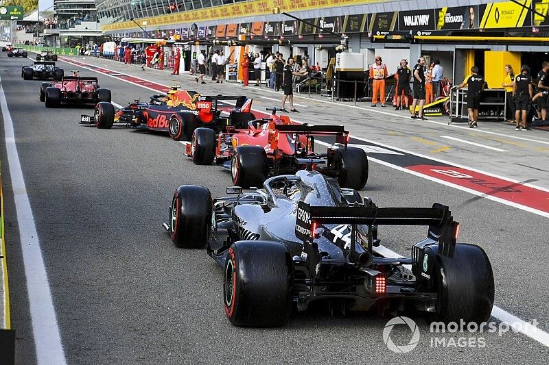 Valtteri Bottas, Mercedes AMG W10, Charles Leclerc, Ferrari SF90, Alex Albon, Red Bull RB15, Sebastian Vettel, Ferrari SF90, y Lewis Hamilton, Mercedes AMG F1 W10, saliendo de pits
