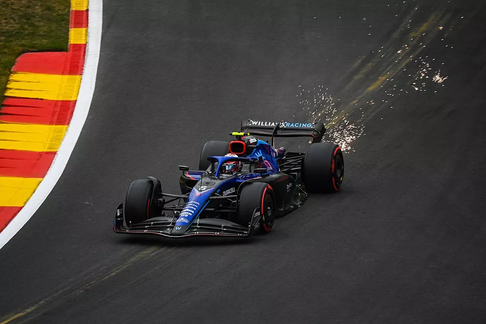 Nicholas Latifi, Williams FW44, laat vonken overslaan