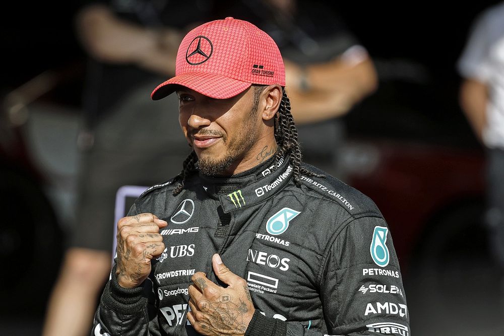 Ganador de la pole Lewis Hamilton, Mercedes-AMG, en Parc Ferme