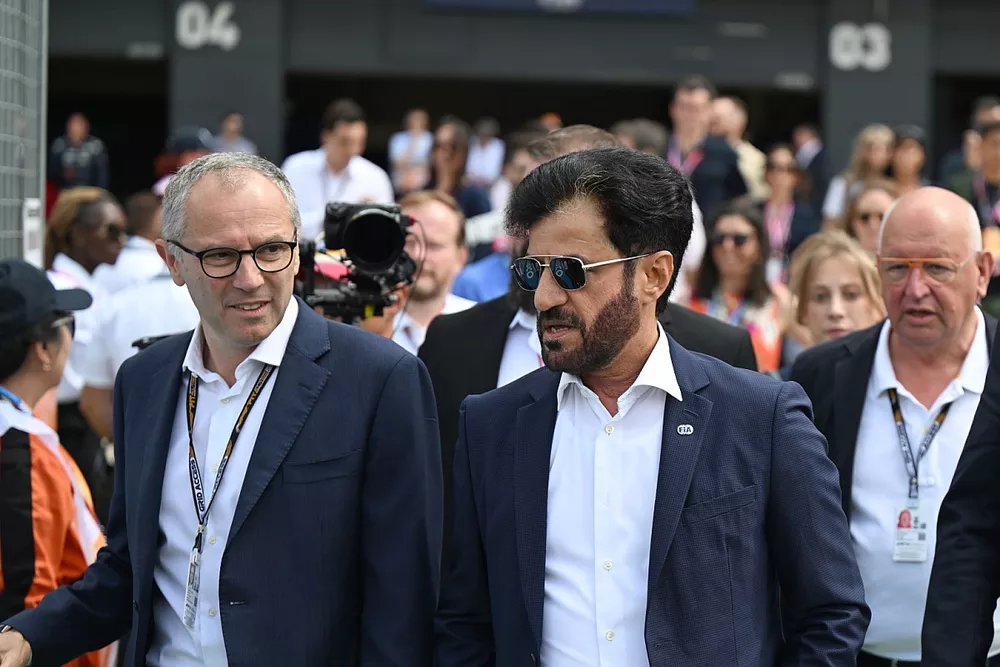 Stefano Domenicali, Amministratore Delegato di Formula 1 e Mohammed bin Sulayem, Presidente della FIA sulla griglia di partenza