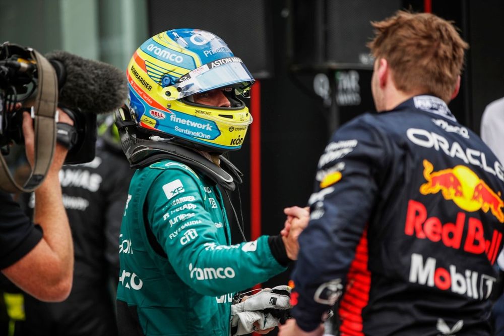 Fernando Alonso, Aston Martin F1 Team, 2&ordf; posici&oacute;n, Max Verstappen, Red Bull Racing, 1&ordf; posici&oacute;n, se felicitan mutuamente en Parc Ferme
