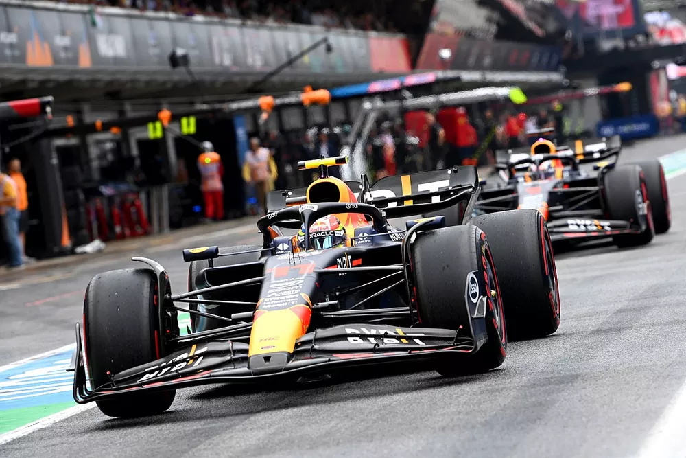 Sergio Pérez, Red Bull Racing RB19, Max Verstappen, Red Bull Racing RB19, en boxes.