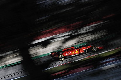 Képgaléria: Leclerc a Ferrari SF90 volánja mögött Barcelonában