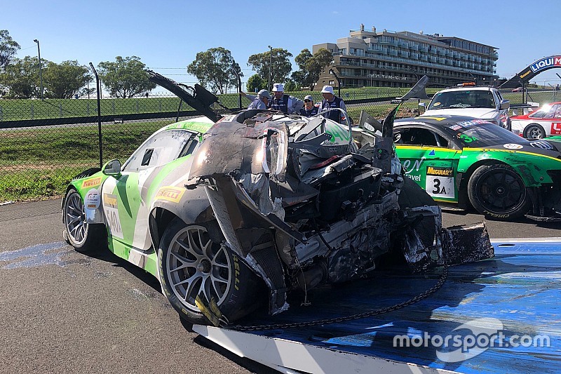 12h Bathurst: Zuschauer bekämpft in T-Shirt Brand nach Porsche-Crash