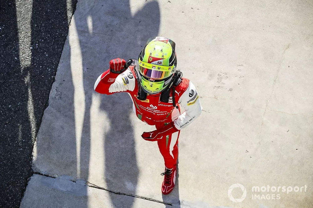 Le vainqueur Mick Schumacher, Prema Racing, dans le Parc Ferm&eacute;