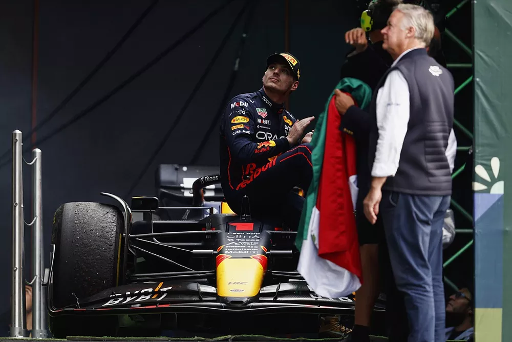 Le vainqueur Max Verstappen, Red Bull Racing, dans le parc fermé