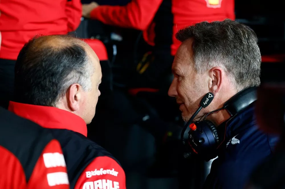 Frederic Vasseur, Director de Equipo y Director General de la Scuderia Ferrari, con Christian Horner, Director de Equipo de Red Bull Racing.