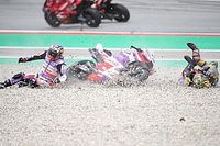 VIDEO: Dos accidentes frenan el MotoGP; Bagnaia al centro médico