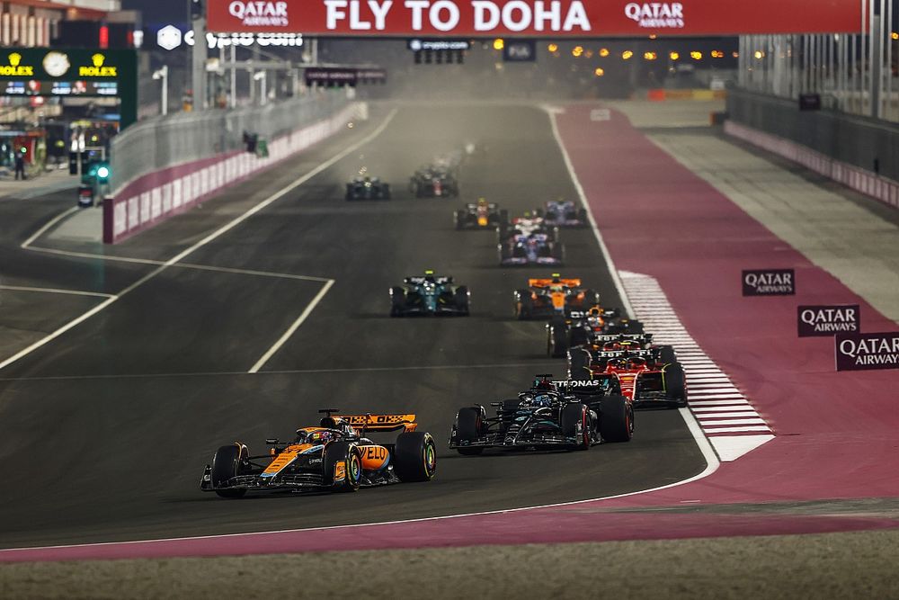 Oscar Piastri, McLaren MCL60, George Russell, Mercedes F1 W14, Carlos Sainz, Ferrari SF-23