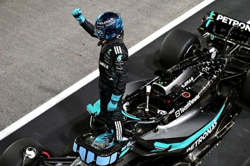 F1 - Russell celebra pole em Singapura, mas é realista: "Será uma corrida longa e suada"