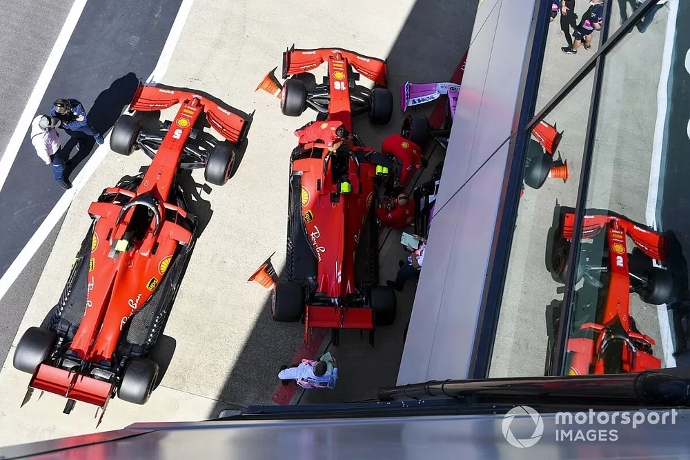 De wagens van Sebastian Vettel, Ferrari SF1000, en Charles Leclerc, Ferrari SF1000, in Parc Ferme