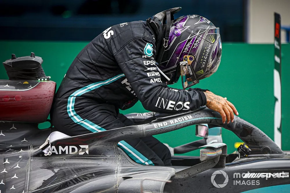 Lewis Hamilton, Mercedes-AMG F1, descend de sa voiture apr&egrave;s avoir s&eacute;curis&eacute; son 7e titre mondial
