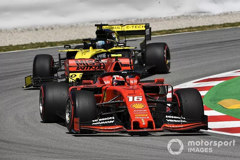 Charles Leclerc, Ferrari SF90, precede Daniel Ricciardo, Renault R.S.19