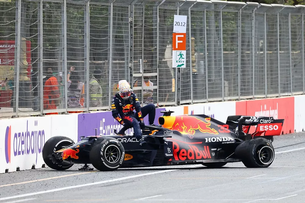 Max Verstappen, Red Bull Racing, klimt uit de auto na een crash