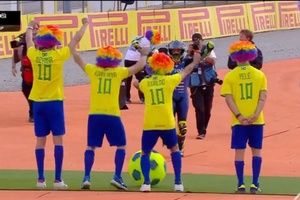 VÍDEO: Diogo Moreira celebra título da Moto2 com "lendas do futebol"