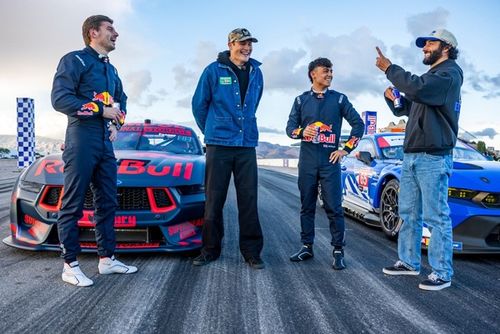 VIDEO: Ricciardo duikt op bij Red Bull-event met Verstapppen en Lindblad