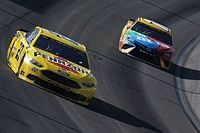Logano vence a Blaney para un 1-2 de Ford en Phoenix