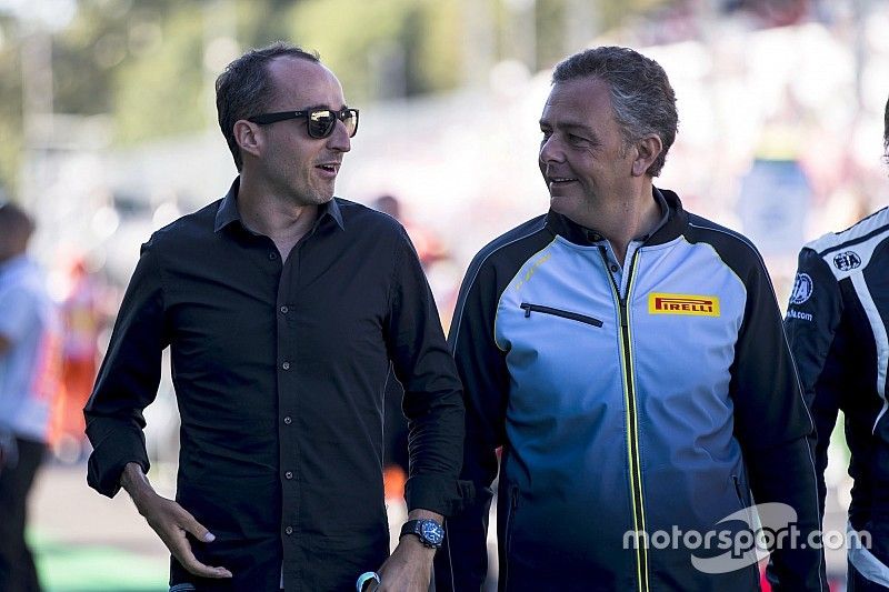 Robert Kubica with Mario Isola, Pirelli on the grid