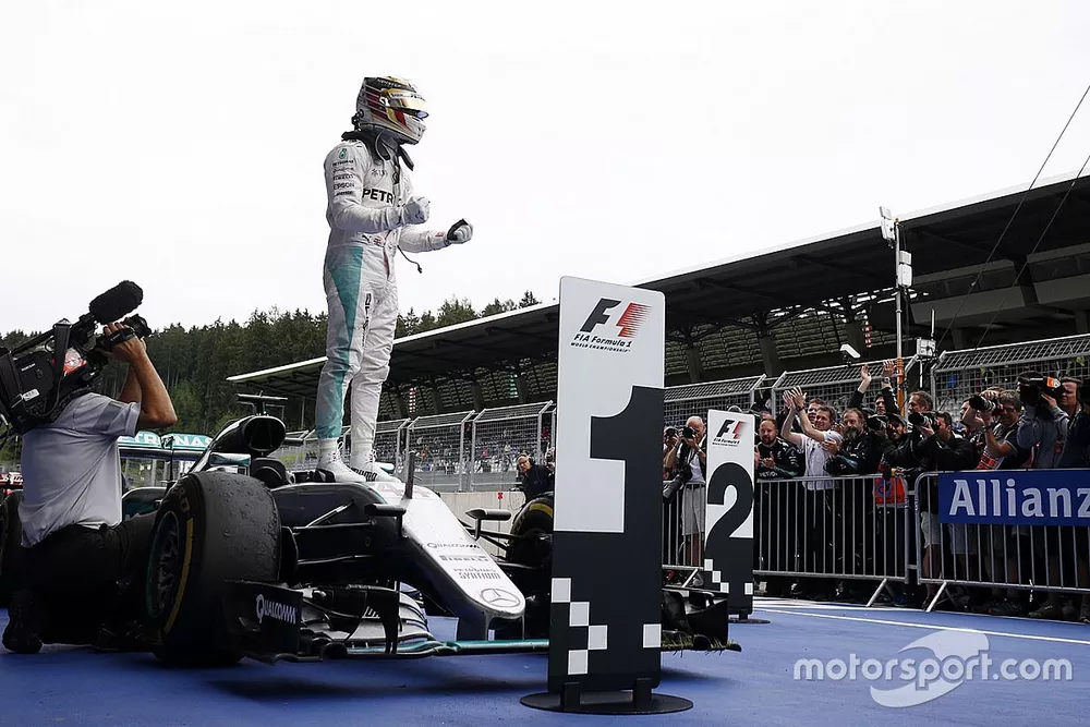 Race winner Lewis Hamilton, Mercedes AMG F1 celebrates