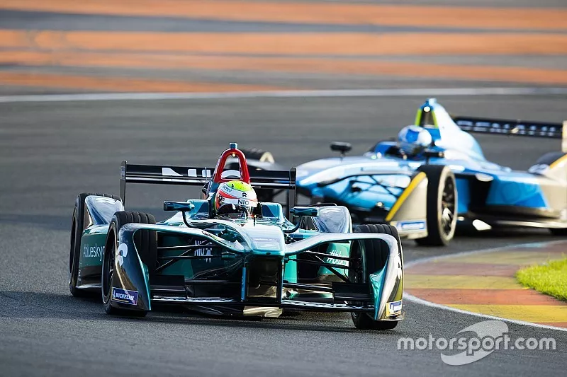 Oliver Turvey, NIO Formula E Team, devant Nicolas Prost, Renault e.Dams