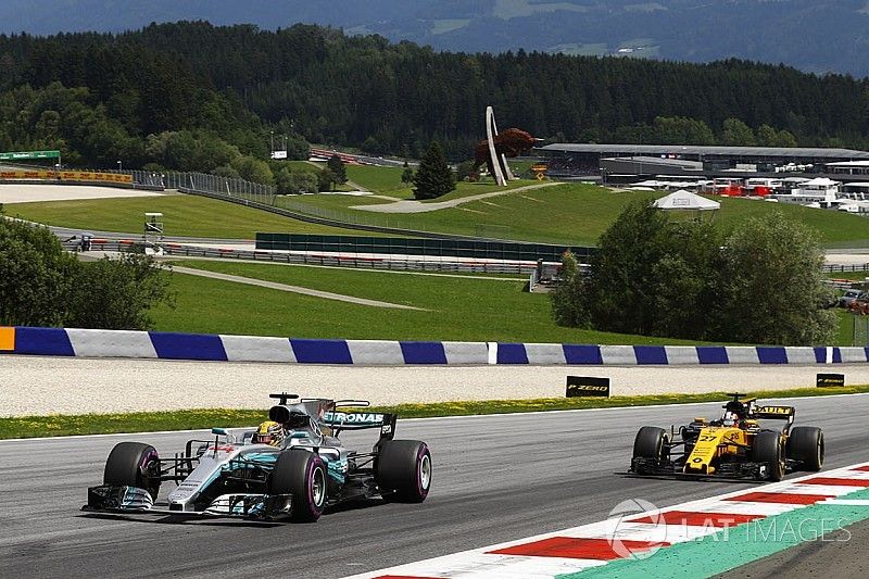 Lewis Hamilton, Mercedes AMG F1 W08, Nico Hulkenberg, Renault Sport F1 Team RS17
