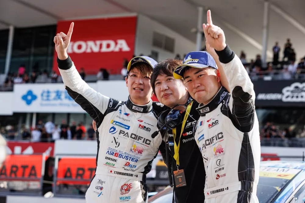Yuta Fujiwara, Yusuke Tomibayashi, #9 PACIFIC ウマ娘 NAC BMW