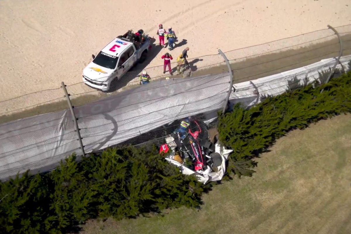Scott McLaughlin traverse le grillage dans un accident effrayant en IndyCar