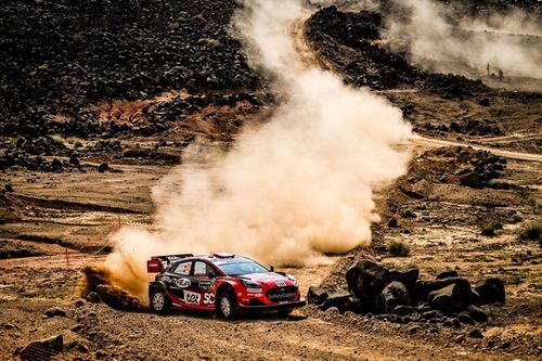 WRC Arabia Saud&iacute;: Evans sufre m&aacute;s que Ogier; Sesks, sorprendente l&iacute;der