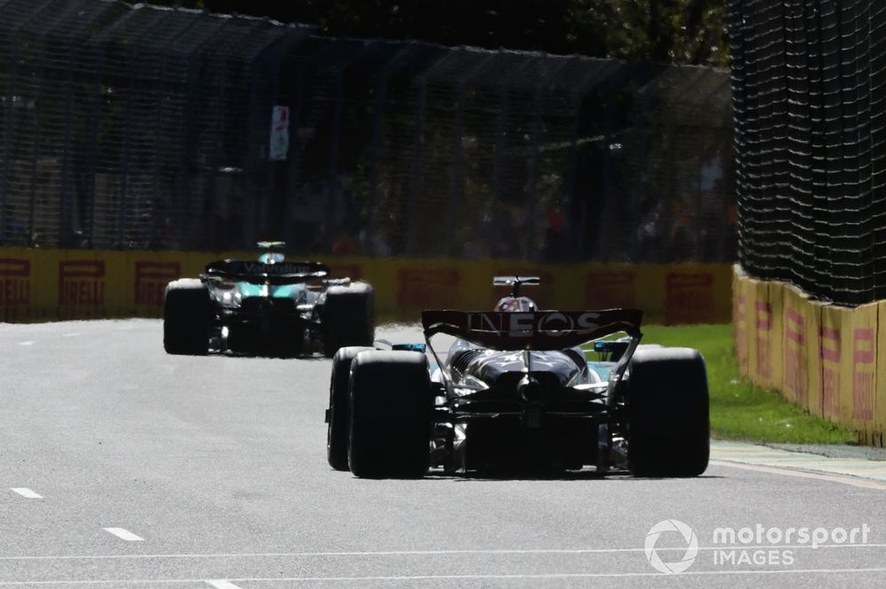 Fernando Alonso, Aston Martin AMR24, por delante de George Russell, Mercedes F1 W15