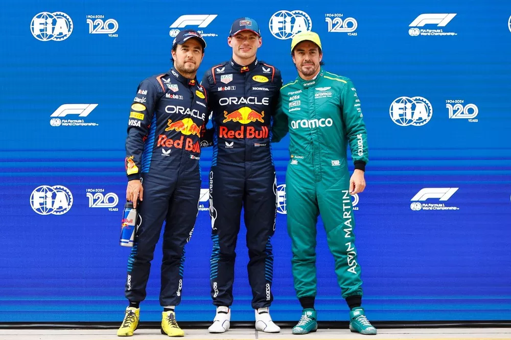 Les trois premiers en qualifications : Sergio Perez, Red Bull Racing, le poleman Max Verstappen, Red Bull Racing, Fernando Alonso, Aston Martin F1 Team